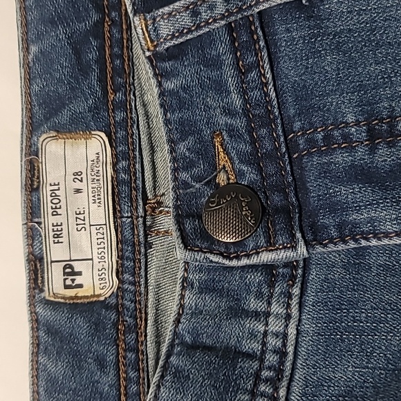 FREE PEOPLE Distressed Cropped Capri Jeans Low Rise Size W28 - Picture 9 of 17